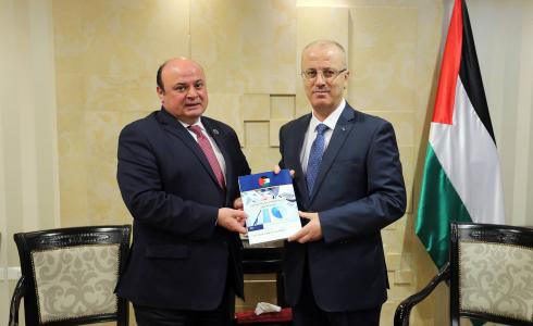 محافظ سلطة النقد يسلم الحمد الله تقرير التقييم الوطني