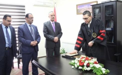 اليمين القانونية، أمام وزير العدل علي أبو دياك،