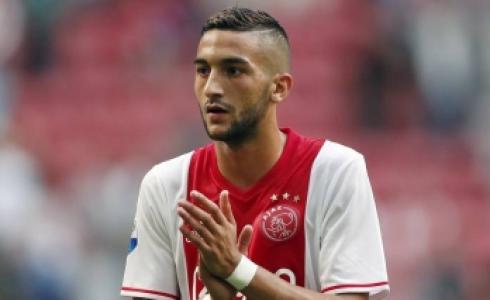 المغربي حكيم زيياش لاعب فريق (أياكس أمستردام)