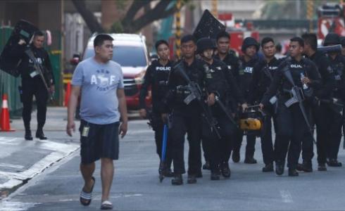 الشرطة الفلبينية أمام المنتجع الذي وقع فيه هجوم مانيلا (الأوروبية)