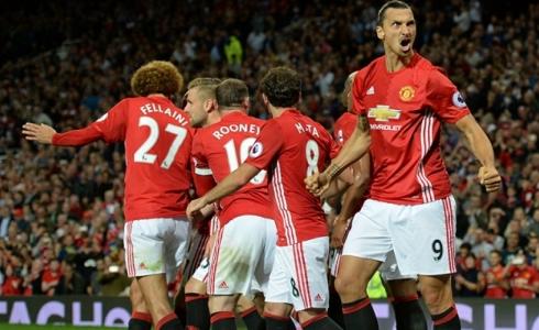 لاعبو مانشستر يونايتد يحتفلون بأحد الأهداف