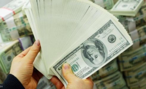 تراجع الدولار بنسبة 0.5 في المئة