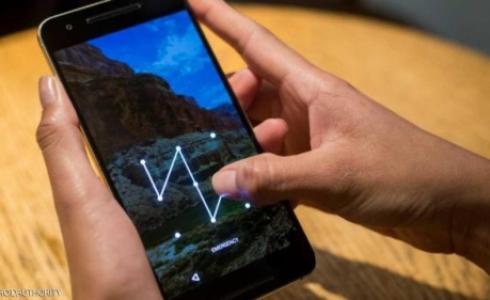  نموذج معين يتم رسمه بتمرير الإصبع على شبكة من النقاط