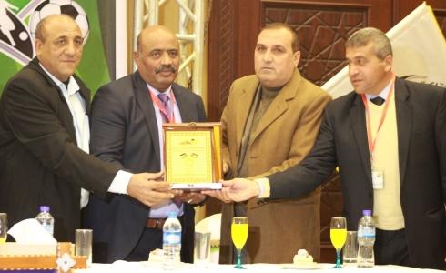 قدمت الجمعية درعاً تقديرياً لمجلس إدارة الملتقى