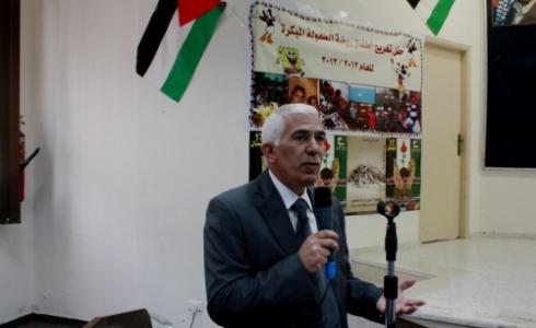 حميد يوزع مساعدات على المتضررين من الاحتلال في الخليل