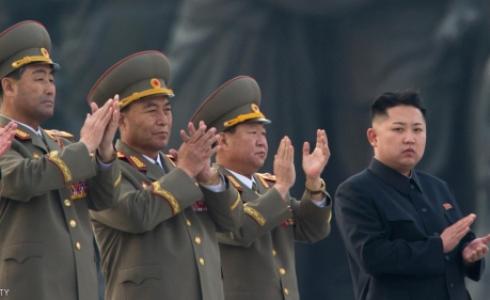 زعيم كوريا الشمالي كيم يونغ أون في عرض عسكري (أرشيف)
