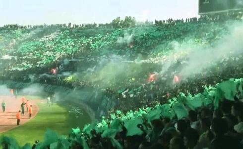 جمهور الرجاء الرياضي يغني اغنية في بلادي ظلموني بالمدرجات المغربية