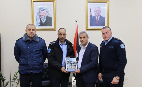 اللواء رافع رواجبة محافظ قلقيلية خلال تسلمه التقرير السنوي