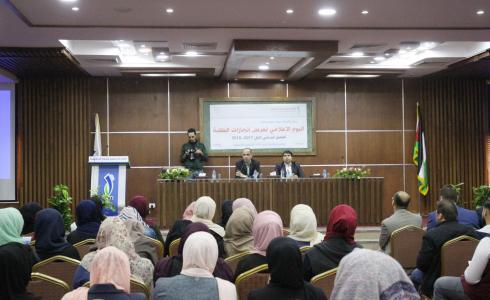 طلبة الكلية الجامعية يستعرضون أعمالهم في مجال الاعلام
