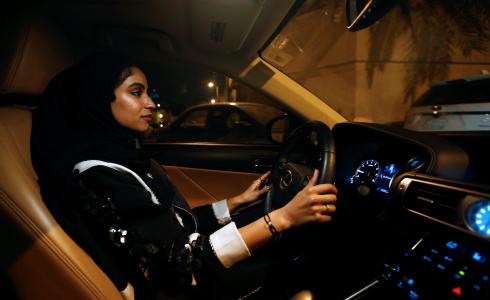 سعودية تقود سيارة