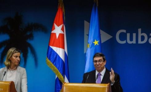 باريا (يمين) وموغيريني يشاركان في مؤتمر صحفي