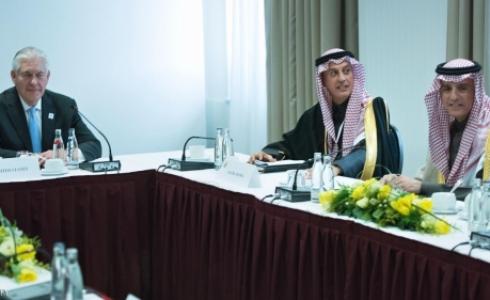 الجبير (أقصى اليمين) خلال اجتماع ضم الوزير الأميركي تيلرسون
