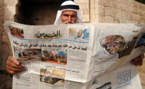 فلسطيني يقرأ صحيفة القدس المقدسية