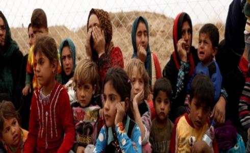 عائلات نازحة عند وصولها المخيم وتنتظر دورها لتسلم إحدى الخيام