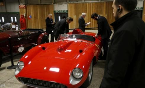 سيارة فيراري معروضة في مزاد علني في العاصمة الفرنسية باريس