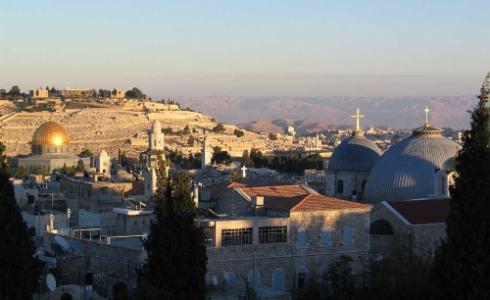 وفد فلسطيني يهنئ القيادات المسيحية بالأعياد 