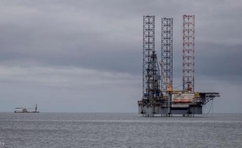 خفض الإنتاج يصعد بأسعار النفط