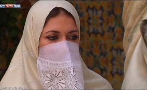 جزائرية ترتدي الزي التقليدي