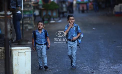 طلبة يتوجهون إلى مدارسهم - apa