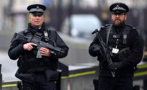 مصري يصل إلى بريطانيا مختبئًا في صندوق سيارة