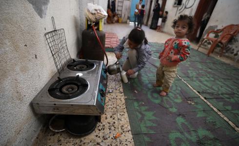 عائلة في غزة تأكل من بقايا بسطات الخضار وتشتم رائحة اللحم من العظام