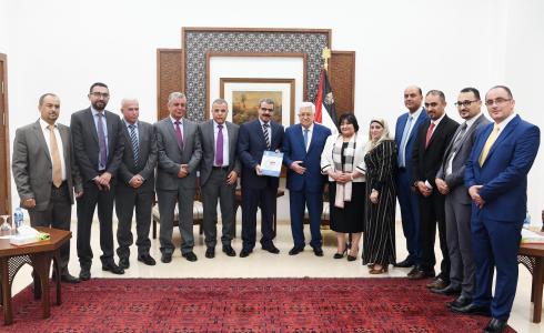 الرئيس عباس يتسلم التقرير السنوي لديوان الرقابة المالية والإدارية