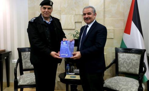 اشتية يتسلم التقرير السنوي للشرطة