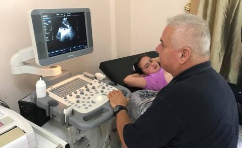 طبيب من لجان الرعاية الصحية يواصل تشخيص مرضى القلب بغزة