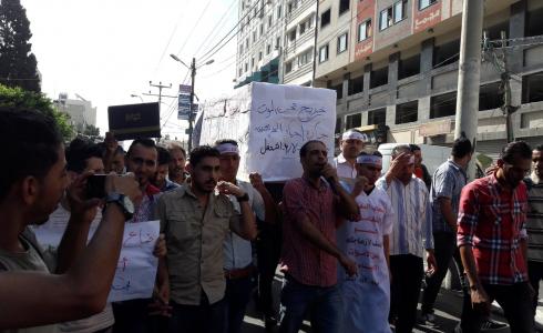 خريجو غزة يعتصمون أمام وزارة العمل للمطالبة بحل قضيتهم -صورة ارشيفية-