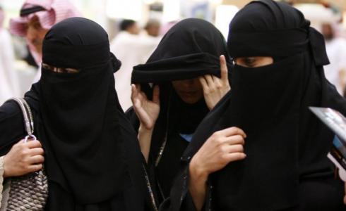 نساء من السعودية يرتدين العباءة
