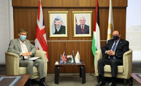 محافظ سلطة النقد يطلع القنصل العام البريطاني على إجراءات مواجهة فيروس كورونا