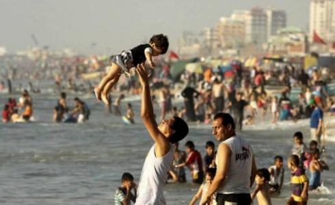 موطنون يستجمون على شاطئ بحر غزة