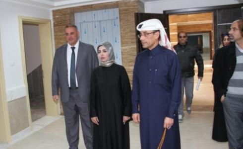 أعضاء من الوفد الطبي أمام المدخل الرئيسي لمستشفى الشيخ حمد 