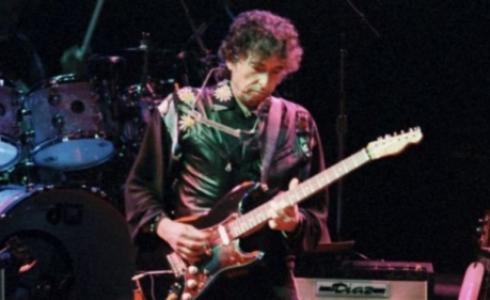 موسيقي الأمريكي بوب ديلان لم يرفض نوبل للآداب لكنه لن يذهب لتسلمها