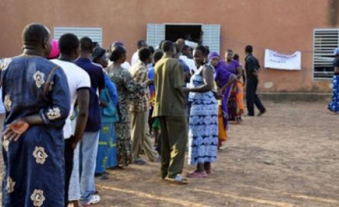 مواطنو بوركينا فاسو يدلون باصواتهم بالانتخابات