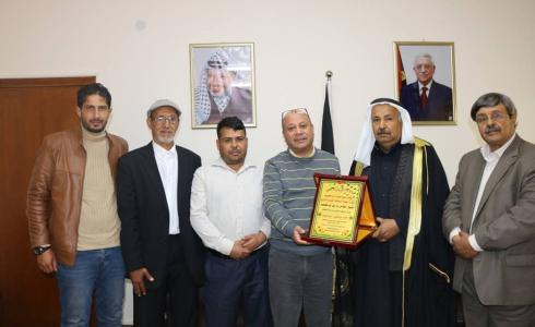 وجهاء ومخاتير يزورون مقر دائرة شئون اللاجئين في غزة