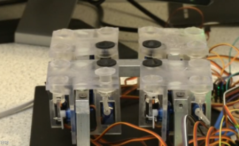 يقوم الجهاز بترجمة كل الرسوم التوضيحية والأشكال والرسوم البيانية باستخدام تقنية تخلق مجالا مغناطيسيا فوق سطح الأشياء (تاكسيلز).