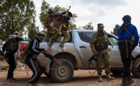 مسلحون من الجيش السوري الحر أثناء القتال ضد داعش في الباب