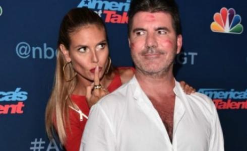 كان برنامج "مواهب أمريكية أو أمريكا غوت تالنت" حافلا بالنسبة لعضو هيئة التحكيم سايمون كاول بعد أن فاجأته عارضة الأزياء هايدي كلوم بعدد من القبلات الصا