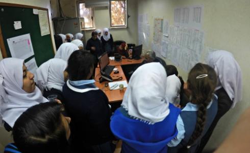 طالبات مدرسة الفتاة اللاجئة الأساسية