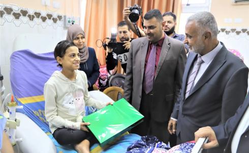رئيس متابعة العمل الحكومي بغزة محمد عوض  خلال جولته في مركز د. موسى وسهيلة ناصر لعلاج أورام الأطفال بمستشفى د. عبد العزيز الرنتيسي 