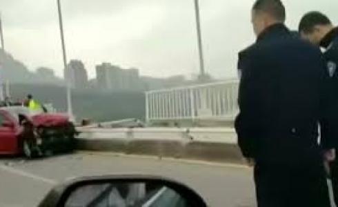 حافلة ركاب تسقط  من فوق جسر داخل الصين  بعد حادث سير