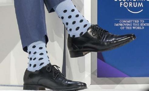 ارتداء رئيس وزراء كندا جوارب ملونة