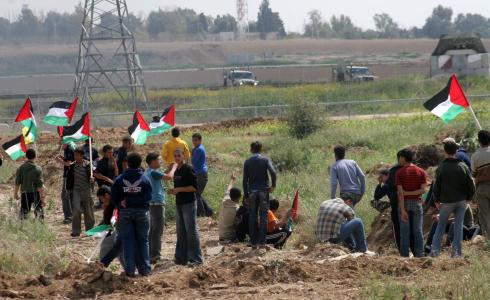شُبان فلسطينيين على حدود قطاع غزة