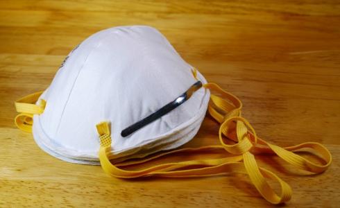 سعاد عفانة تصنع كمامات للوقاية من فيروس كورونا