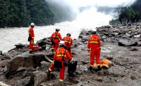 رجال إنقاذ في مكان حدوث الانهيار الأرضي - 8 مايو 2016
