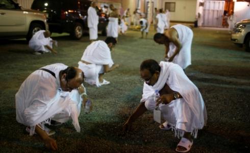 الحجاج يرمون جمرة العقبة بأول أيام عيد الأضحى المبارك
