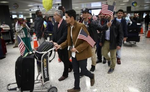 يمنيون يصلون إلى أميركا وسط ترحيب من الأميركيين في المطار