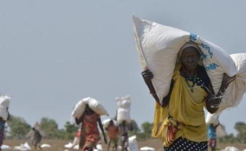 سودانيون يحملون مساعدات
