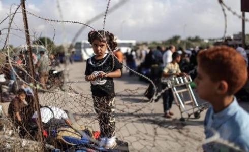 طفلة تنتظر السفر عبر معبر رفح